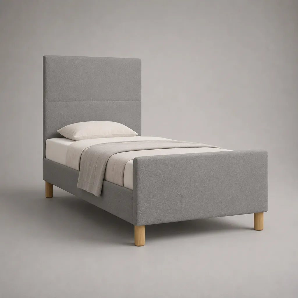 Lit simple rembourré en tissu gris clair, couchage 90 × 190 cm, dimensions 205 × 99 × 120 cm, tête et pied de lit